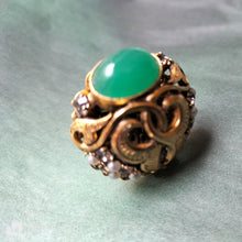 Carica l&#39;immagine nel visualizzatore di Gallery, Anello Vintage oro con pietra verde ovale, piccole perle e zirconi
