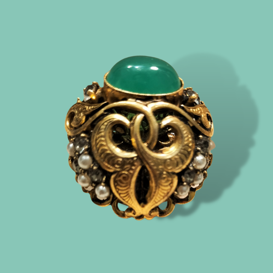 Anello Vintage oro con pietra verde ovale, piccole perle e zirconi