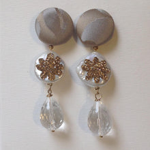 Carica l&#39;immagine nel visualizzatore di Gallery, Orecchini cabochon grigio perla in seta di San Leucio
