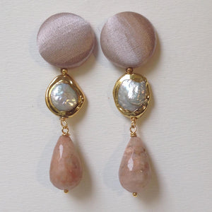 Orecchini Rosa-Chiaro con cabochon in seta con perle scarmazze e pietra di luna
