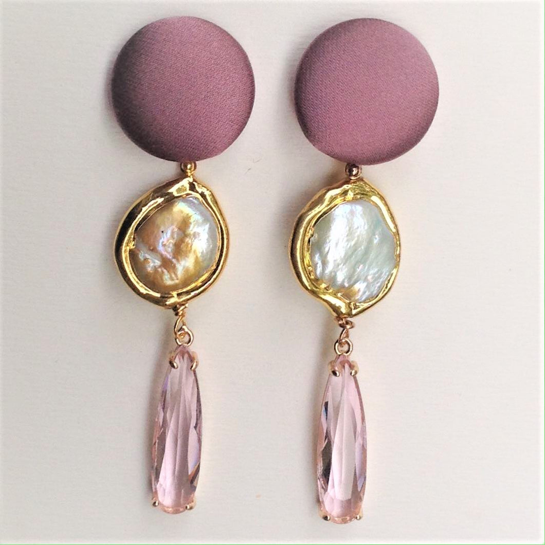 Orecchini Rosa-Antico con cabochon in seta con perle scaramazze e cristalli